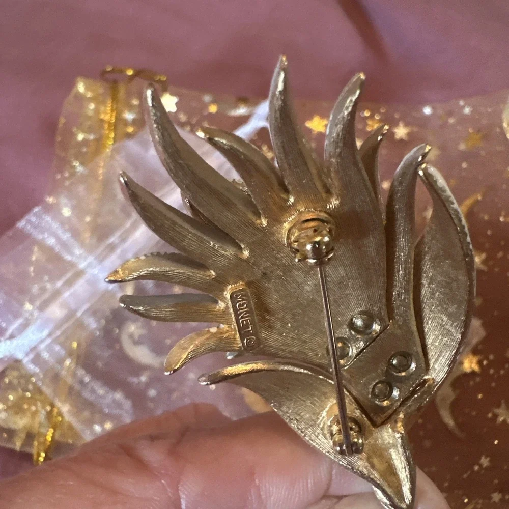 Vintage Monet White Enamel Filigree  Leaf Design Gold Tone Pin Brooch  3
